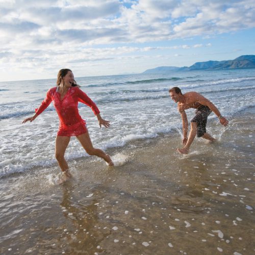 couple-by-the-beach-1